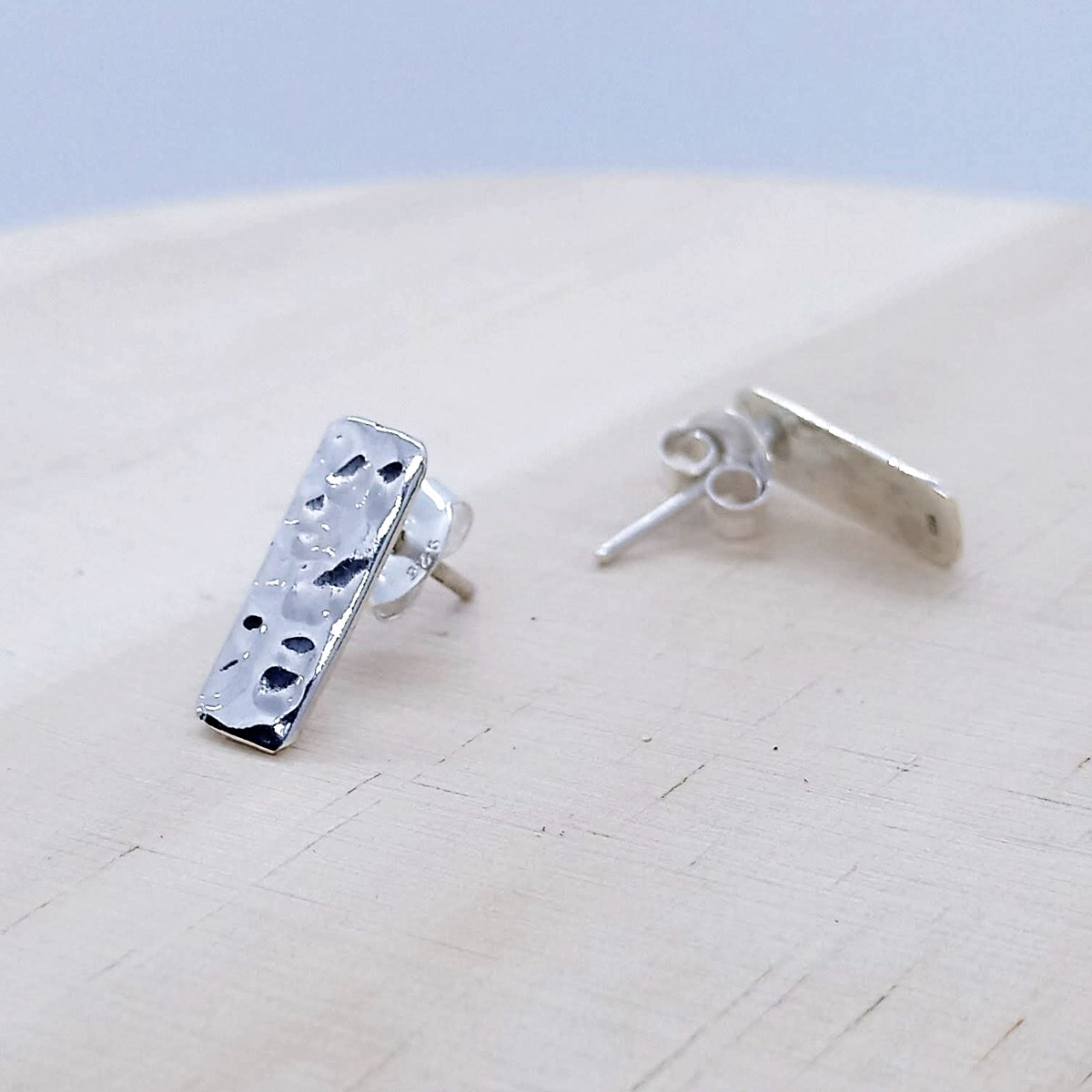 pendientes-plata-rectangular-martele-pequelo-3.jpg