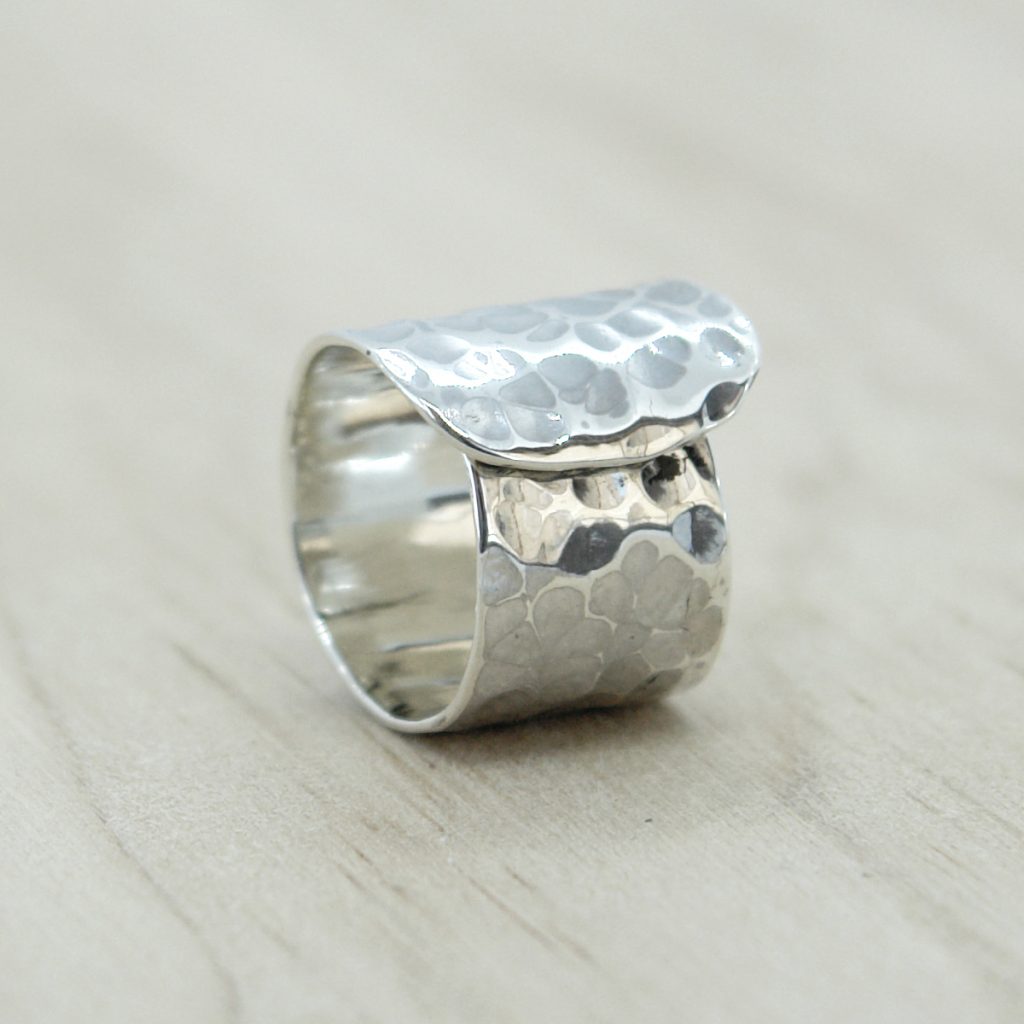 Anillo de plata chapa martelle
