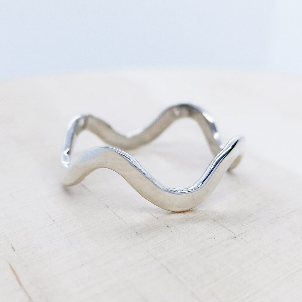 Anillo de plata ondas